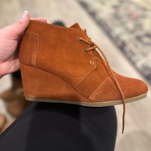 Size 9, Toms wedge booties